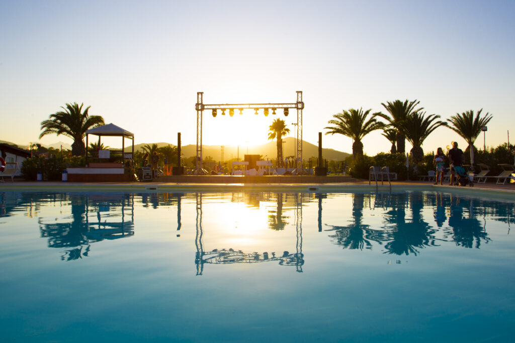 piscina tramonto
